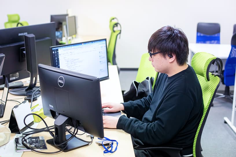 パソコン作業をする男性