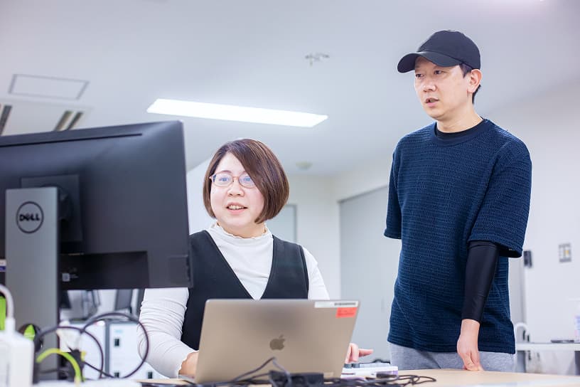 パソコン作業をする女性