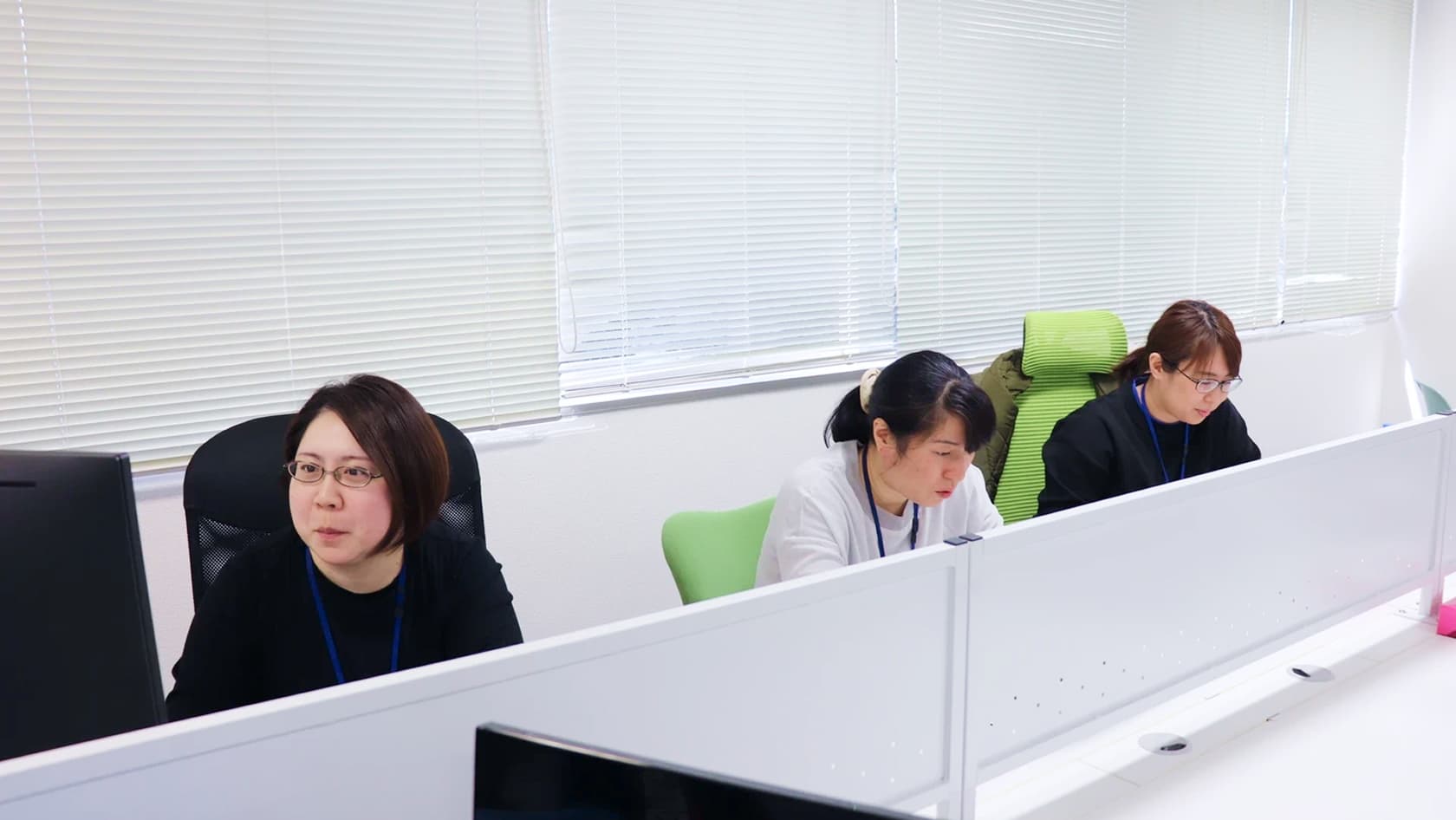 パソコンを見ながら会話をする男女