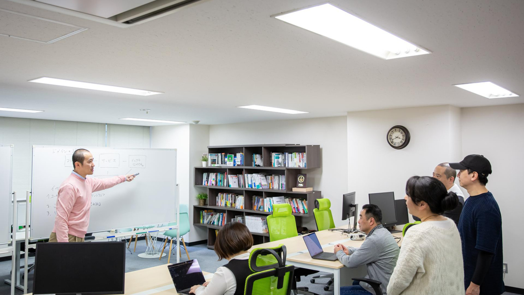 PCを見ながら会話をする社員