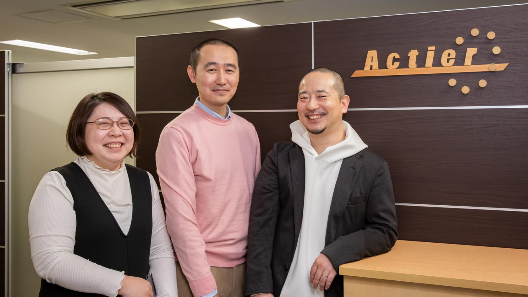 PCを見ながら会話をする社員