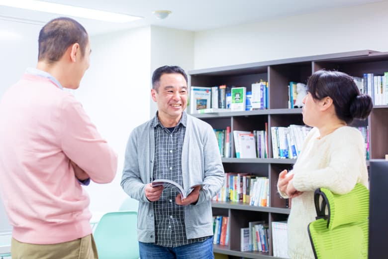 会話をする男女