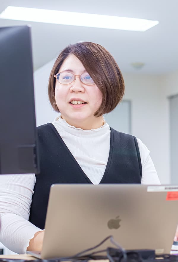 パソコンを触っている女性