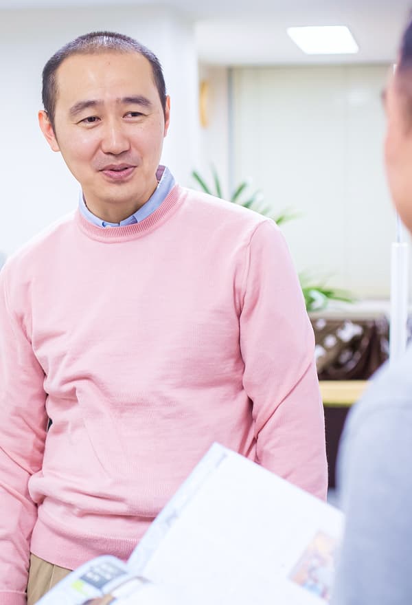 会話をする男性